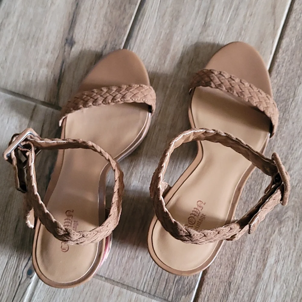 Crown Vintage Heels 9.5 - Picture 2 of 7